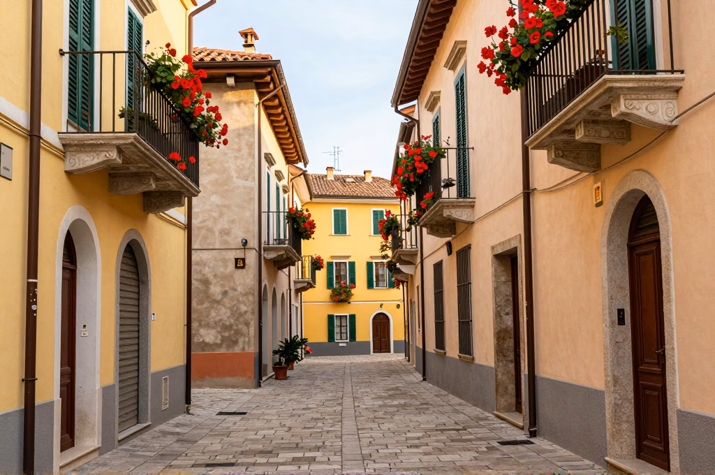 Rue italienne pittoresque avec architecture traditionnelle et balcons fleuris