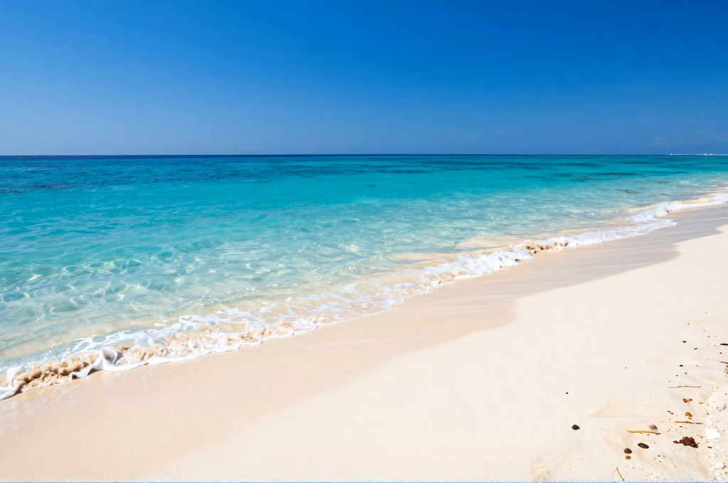 Plage de sable blanc et eaux turquoise cristallines de l'Italie du Sud